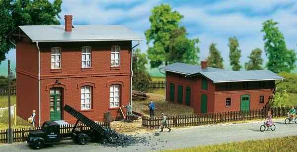 Railroad administrative building with shed<br /><a href='images/pictures/Auhagen/11389.jpg' target='_blank'>Full size image</a>